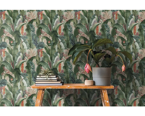 Décoration murale avec motif de papier peint botanique créant une atmosphère tropicale
