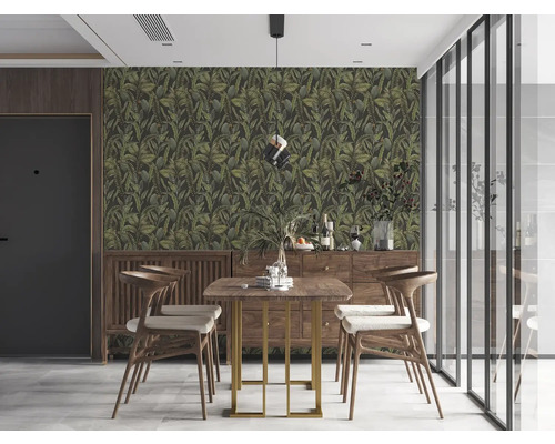 Esszimmer mit Esstisch, Stühlen und einer Wand mit Dschungeltapete
