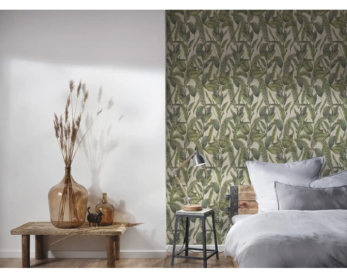 Chambre avec papier peint botanique, lit en bois et décoration