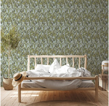 Chambre à coucher avec lit devant un papier peint botanique avec des feuilles