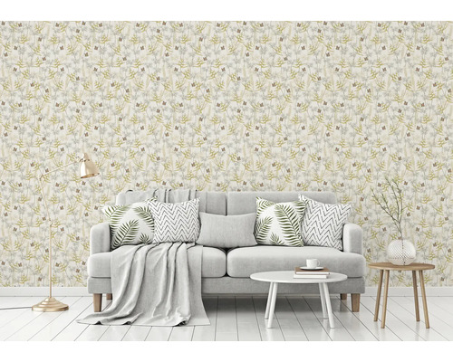 Salon avec canapé et papier peint à motifs floraux