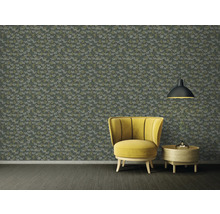 Pièce décorative avec papier peint à motifs floraux, fauteuil et lampe