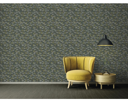 Dekorativer Raum mit floral gemusterter Tapete, Sessel und Lampe