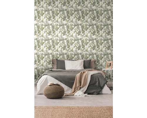 Chambre à coucher avec lit et papier peint à motifs floraux