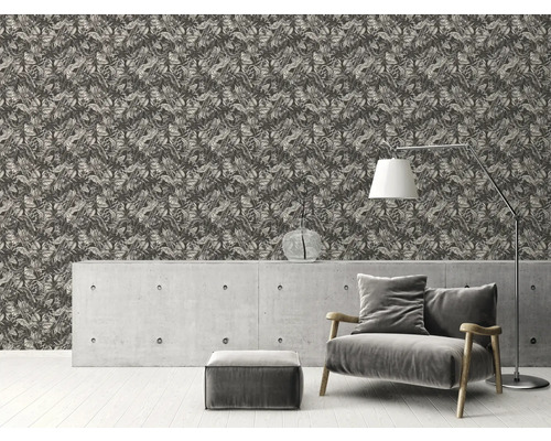 Espace de vie décoratif avec papier peint à motifs, commode en béton, lampe et fauteuil