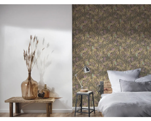 Schlafzimmer mit gemusterter Tapete, Bett, Tisch und Dekoration