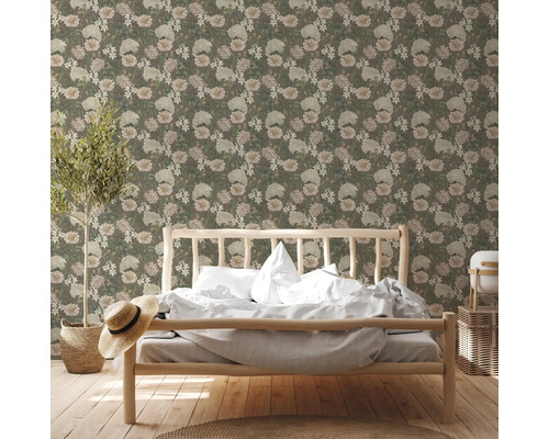 Chambre avec papier peint à motifs floraux, lit en bois et décorations.