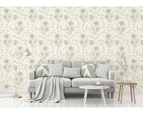 Séjour avec papier peint à motifs floraux, canapé et tables d''appoint