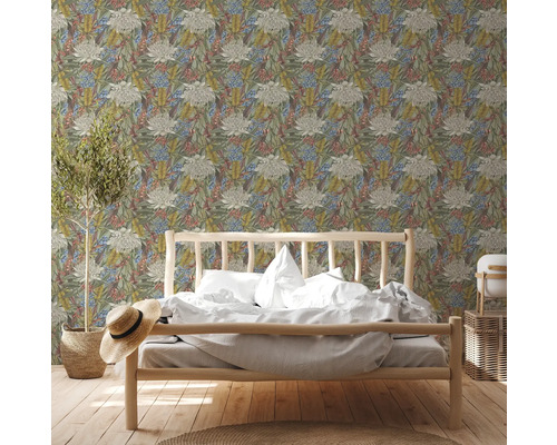 Schlafzimmer mit floral gemusterter Tapete