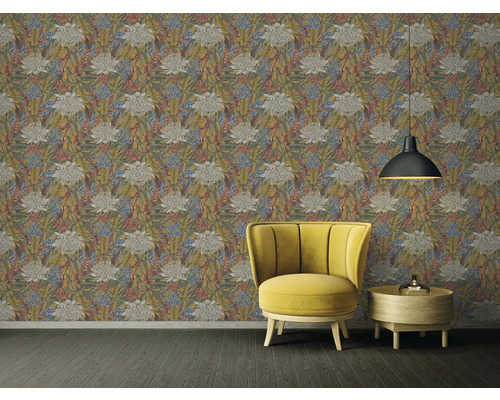 Pièce décorée avec fauteuil jaune, lampe et papier peint à fleurs