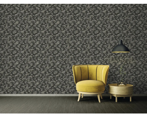 Pièce décorative avec papier peint à motifs floraux, fauteuil et lampe