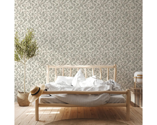 Chambre avec lit et papier peint à motifs de plantes