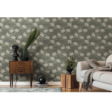 Salon avec papier peint à motifs floraux, commode et canapé