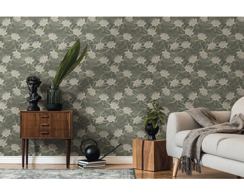 Wohnzimmer mit Tapete mit floralem Muster, Kommode und Sofa