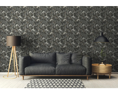 Salon avec canapé, lampadaire, lampe de table, table d''appoint et papier peint jungle