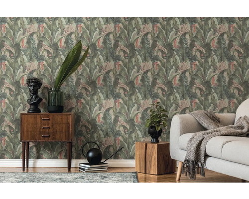 Intérieur avec papier peint botanique, commode et canapé
