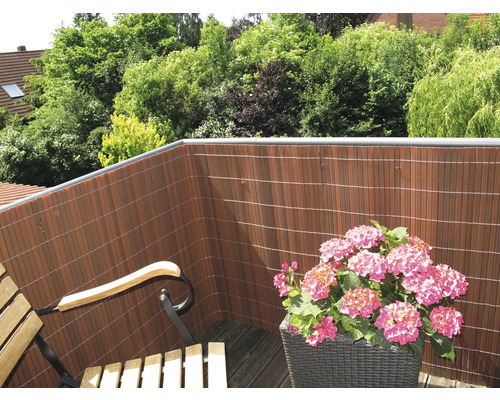 Balkon mit Sichtschutzmatte, Gartenmöbeln und Hortensien