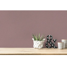 Gros plan d''un mur avec du papier peint textile et de la décoration sur une table