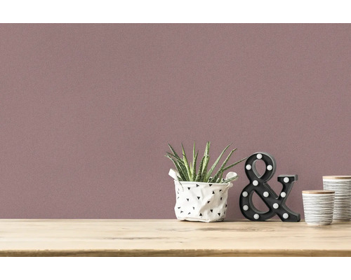 Gros plan d''un mur avec du papier peint textile et de la décoration sur une table