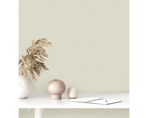 Nahaufnahme einer strukturierten Tapete im Innenraum, kombiniert mit dekorativen Elementen.