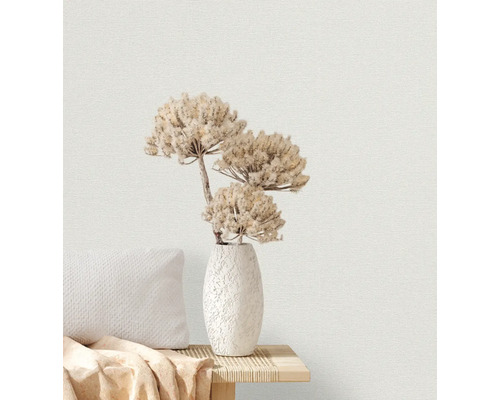 Dekoratives Stillleben mit Vase und Trockenblumen auf einem Tisch