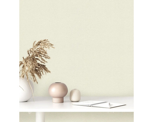 Nahaufnahme einer strukturierten Tapete mit Dekorationsgegenständen auf einem Tisch