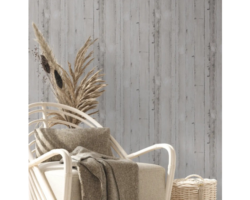 Dekorative Tapete mit Holzmuster im Innenraum mit Sessel und Dekoration.