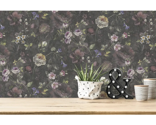 Dekorative florale Tapete mit Pflanzendetails auf einem Holztisch