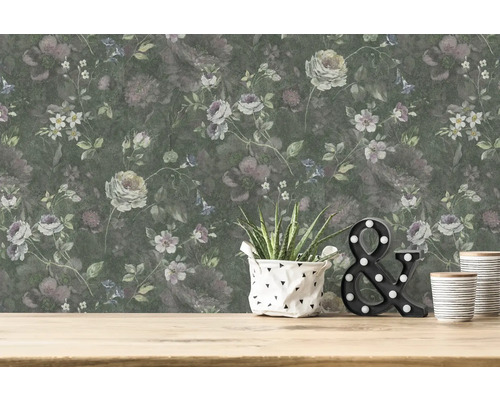 Papier peint décoratif à motifs floraux dans une pièce