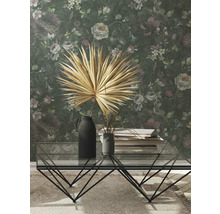Salon avec papier peint à fleurs, table basse en verre et décoration