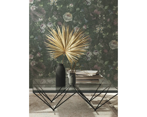 Salon avec papier peint à fleurs, table basse en verre et décoration