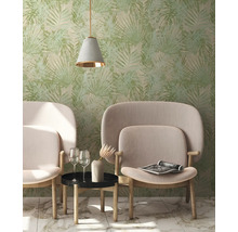 Salon avec papier peint à motifs de feuilles, deux fauteuils et une table d''appoint