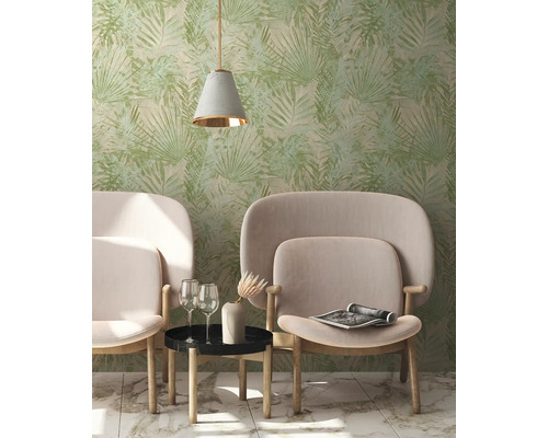 Wohnzimmer mit Blattmuster-Tapete, zwei Sesseln und einem Beistelltisch