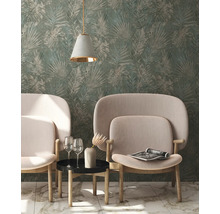 Salon avec papier peint à motifs de feuilles, deux fauteuils et une table d''appoint avec décoration