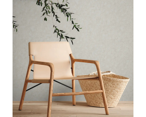 Fauteuil clair en bois et cuir avec panier
