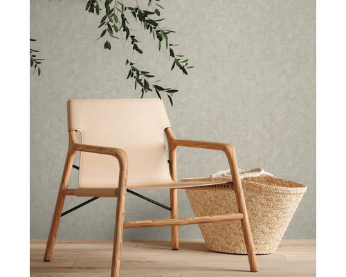Photo d''intérieur d''un salon avec un fauteuil avec un cadre en bois, un sac en osier et des feuilles vertes