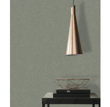 Vue d''une pièce avec du papier peint à motifs, une lampe et une décoration sur une table