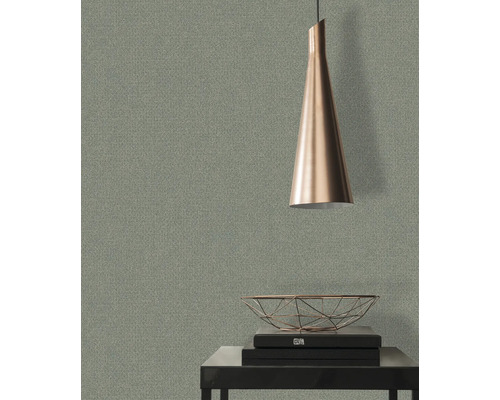 Raumansicht mit gemusterter Tapete, Lampe und Dekoration auf einem Tisch