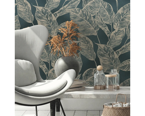 Dekorativer Raum mit Tapete mit Blattmuster, Sessel, Vase und Dekorationen