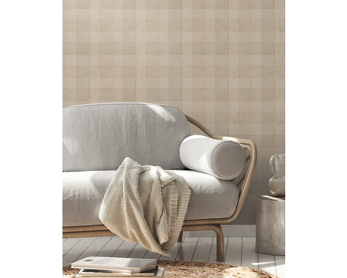 Wohnzimmer mit gemusterter Tapete, Sofa und dekorativen Elementen für eine wohnliche Atmosphäre.