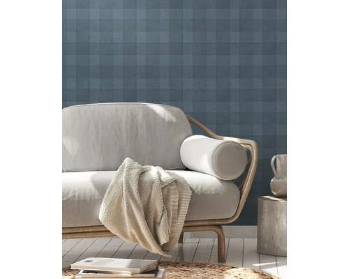 Wohnzimmer mit Sofa, Decke und Wandtapete mit grafischem Muster