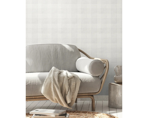 Dekoratives Wohnzimmer mit Sofa und gemusterter Tapete