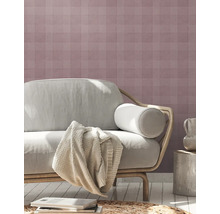 Wohnzimmer mit Sofa, Dekoration und gemusterter Tapete