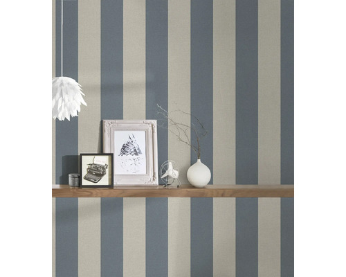 Raumansicht mit gestreifter Tapete, Regal und Dekorationsgegenständen