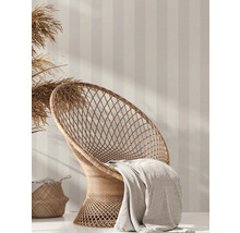 Scène avec fauteuil en rotin, couverture, panier et papier peint rayé pour la décoration intérieure