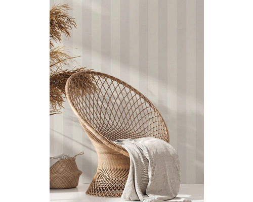 Szene mit Rattansessel, Decke, Korb und gestreifter Tapete für Wohnraumgestaltung