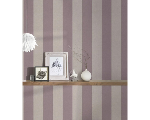 Raum mit gestreifter Tapete, Holzregal, Bilderrahmen und Dekoration