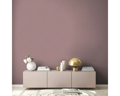 Salon avec commode, lampe et décoration devant un mur