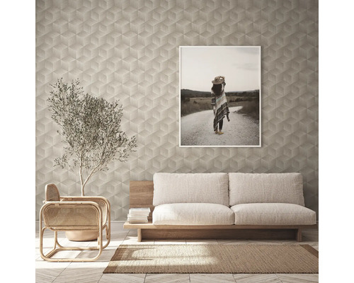 Wohnzimmer mit geometrischer Tapete, Sofa und gerahmtem Bild