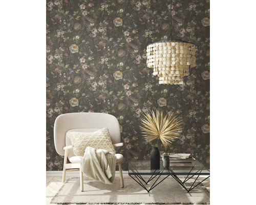 Dekorativer Wohnraum mit Blumentapete, Sessel und Couchtisch